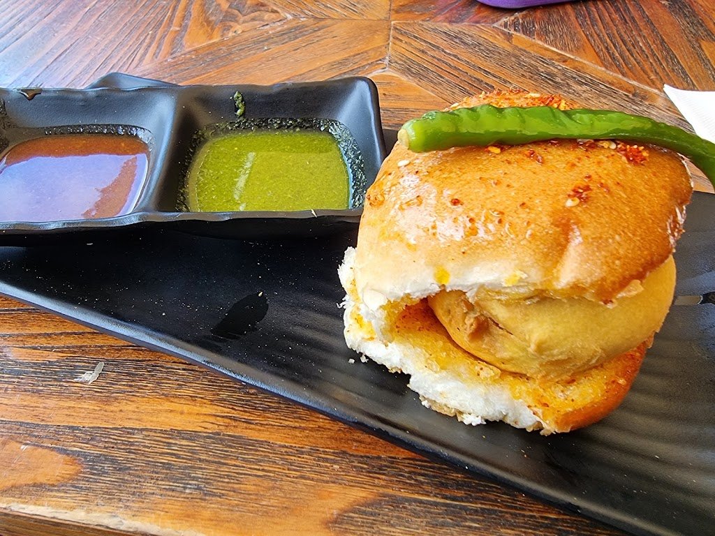 Vada pav at Chatkazz, Bella Vista