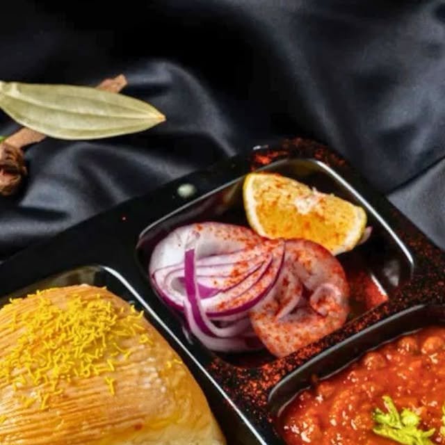 Hamara Gaadi Blacktown pav bhaji tray with pav and onion